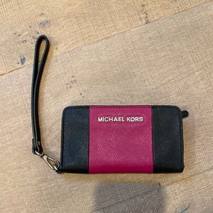 Michael kors wallet / wristlet